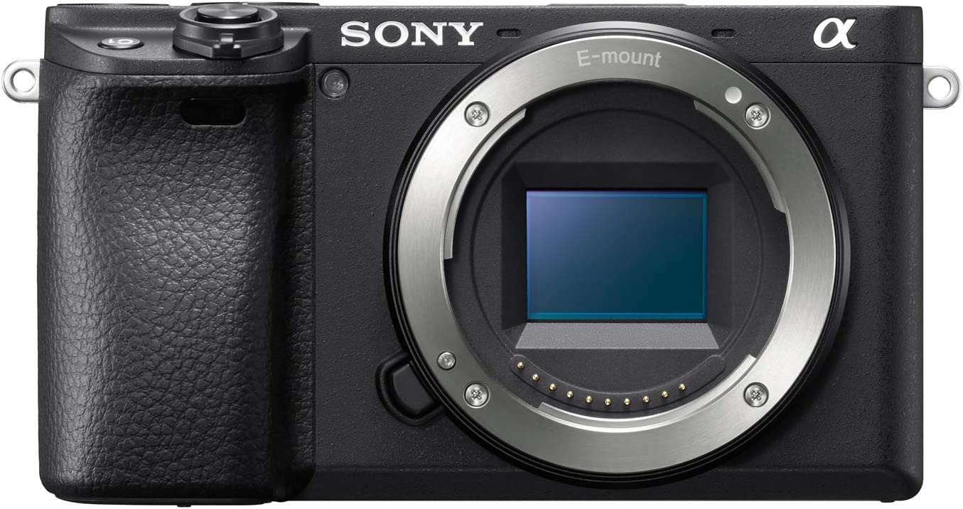 Front-Render einer Sony Alpha 6400 Systemkamera ohne Objektiv mit Blick auf den Sensor.