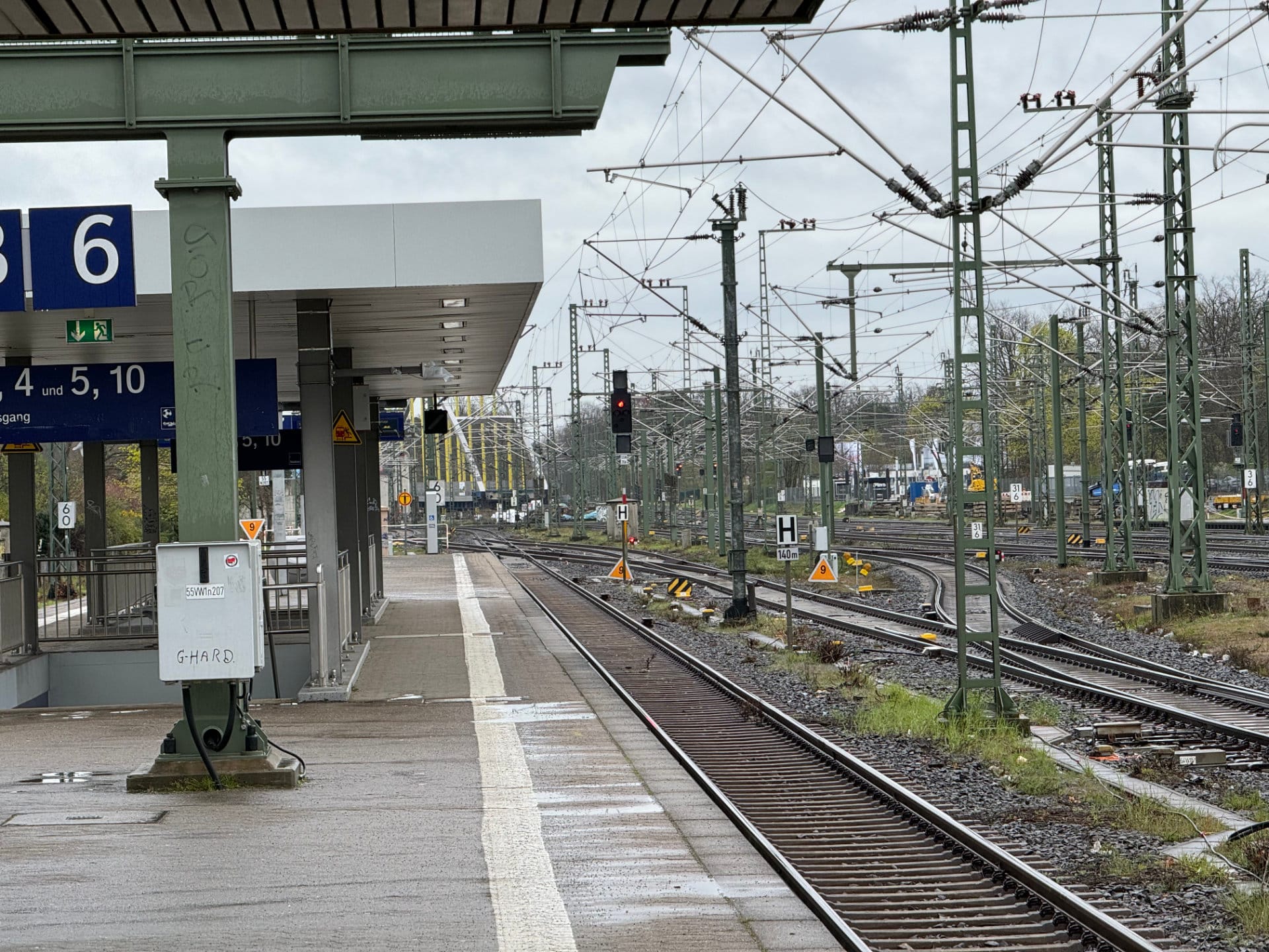 Blick entlang der Gleise am Bahnhof Frankfurt/Main Stadion