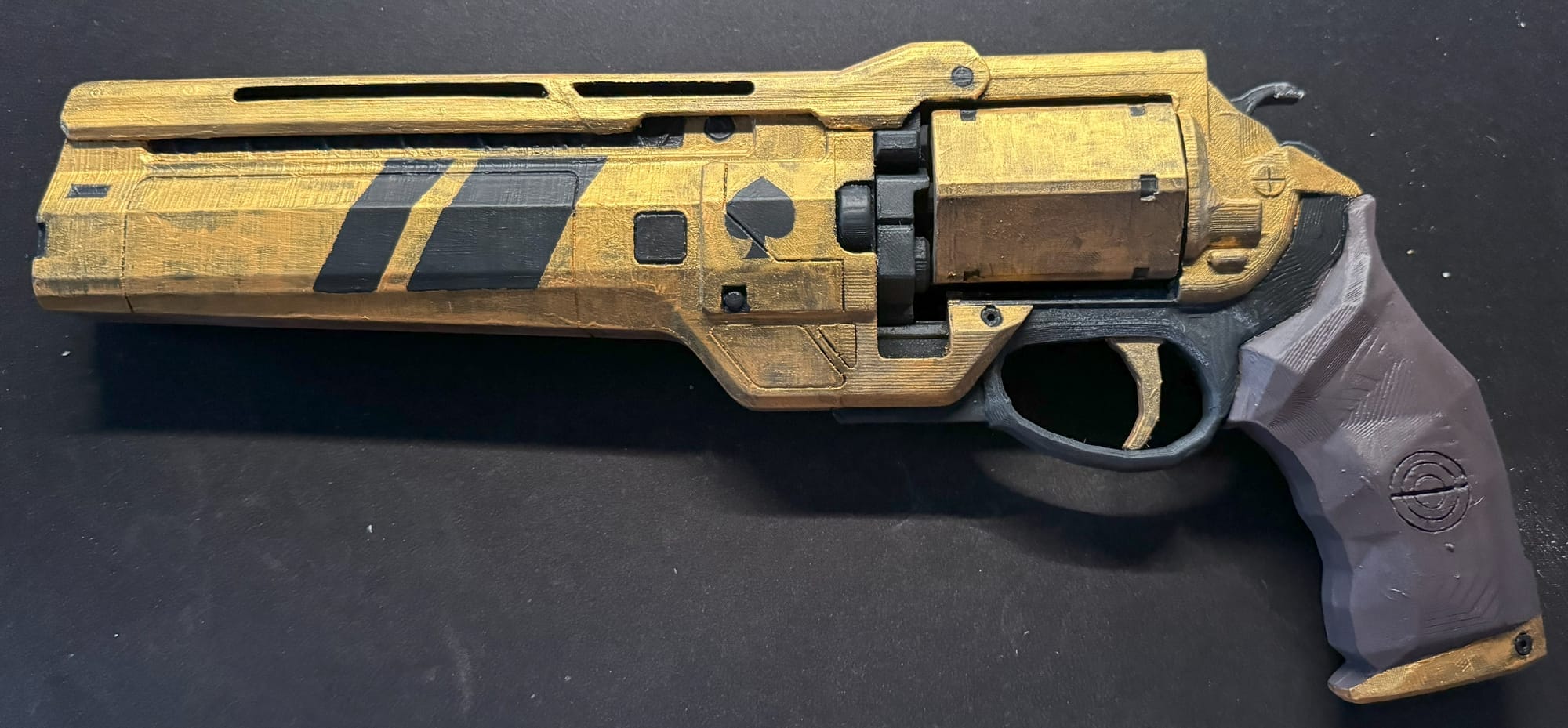 Handfeuerwaffe Ace of Spades aus Destiny 2 als bemalter 3D-Druck