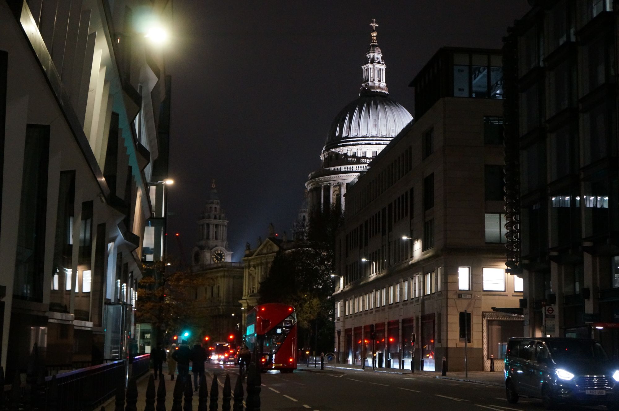 London, St. Paul's Cathedral in der Nacht beleuchtet, aufgenommen durch die Straß / Kernic 2022